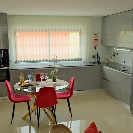 Avenida House A 700 Metros Da