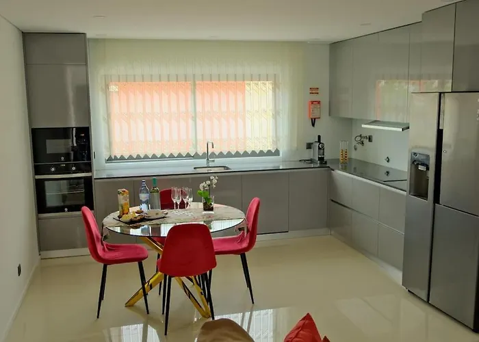 Avenida House A 700 Metros Da